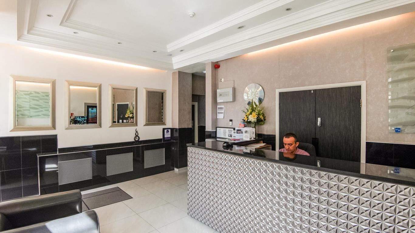 OYO Huttons Hotel